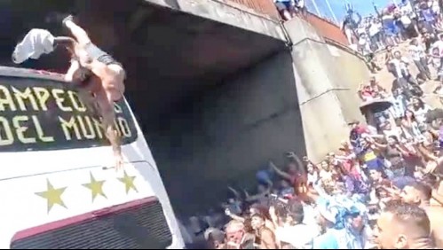 Video muestra impactante caída de hincha argentino que intentaba saltar de un puente al bus de la selección
