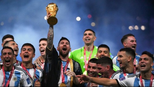¡Llegan los campeones del mundo a Argentina!: Messi bajó del avión con la copa entre sus manos