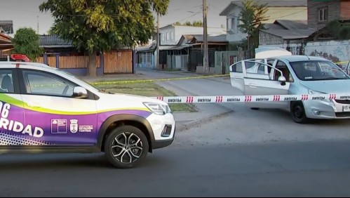 Investigan posible homicidio: Un hombre fue encontrado sin vida al interior de un auto en Estación Central