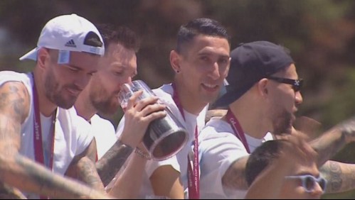 ¿Bebiendo fernet? El particular festejo de Messi junto a sus compañeros durante su recorrido por Buenos Aires