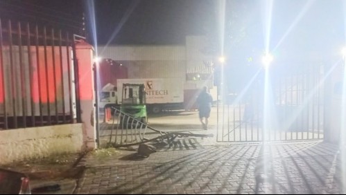 Al menos 15 delincuentes con overoles roban bodegas de Renca: Huyeron lanzando miguelitos