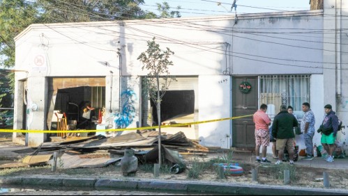 Vuelco en incendio donde murió una madre y sus dos hijos: Sujeto habría lanzado bomba molotov