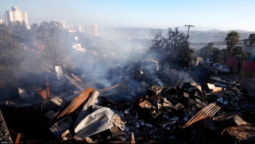 Incendio en Viña del Mar: 'Preliminarmente se habla de 270 a 350 viviendas siniestradas', dijo el ministro Jackson