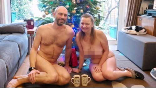 'A nuestra familia no le importa': Pareja organiza celebración navideña completamente desnudos