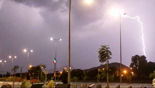 Meteorología emite aviso por 'probables tormentas eléctricas' en cinco regiones del país