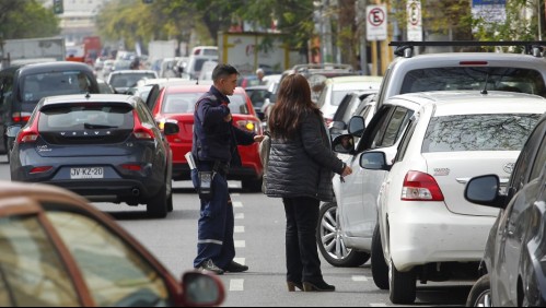 Existe un fuerte déficit de estacionamientos en comunas de Santiago: La compra masiva de autos sería la responsable