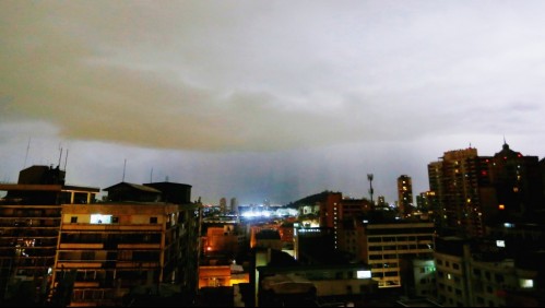 Emiten alerta por tormentas eléctricas y lluvia en Santiago: Estas son las 10 comunas donde se produciría el fenómeno