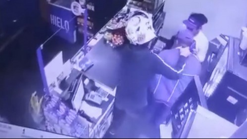 Motochorro quería asaltar un servicentro pero termina perdiendo sus zapatillas, celular y casco