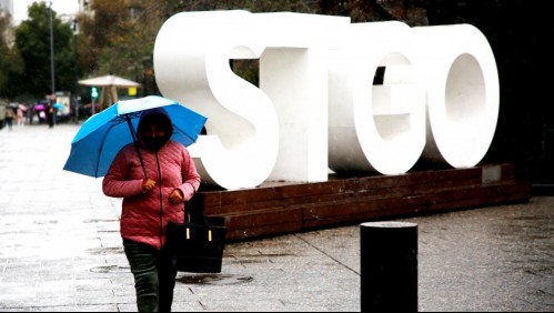 Año Nuevo con lluvia en Santiago: Experto aclara que 'existe la posibilidad, pero es imposible aseverar una hora'