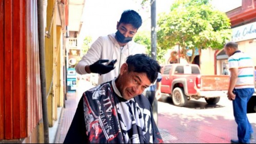 'Lo hice para ayudar': La historia del barbero que atendió gratis a personas en situación de calle en La Serena