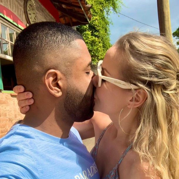 Lola Melnyck besando a su novio