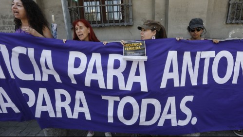 Protestan en las afueras de Tribunales por el fallo que obliga a repetir juicio contra Martín Pradenas