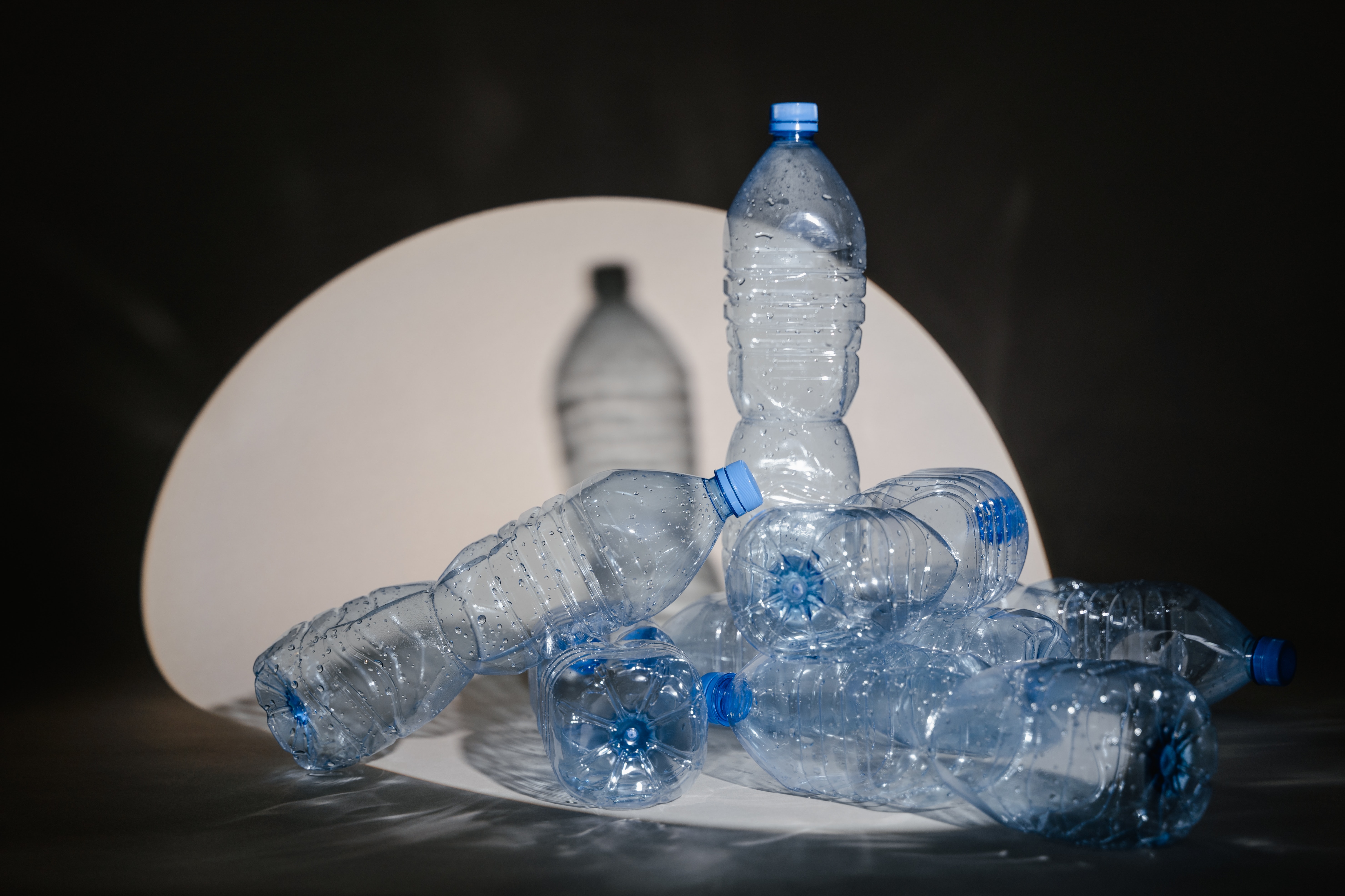 El peligro desconocido de las botellas de agua de plástico: la alerta de  los científicos