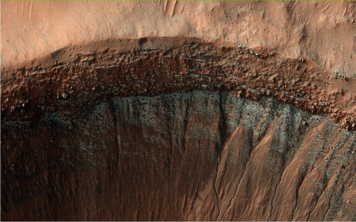 Imagen del borde de un cráter en pleno invierno. (NASA)