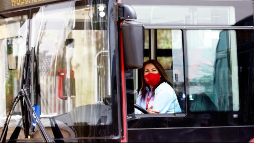 Empresa de buses se incorporará al transporte público en Santiago y está en búsqueda de conductoras