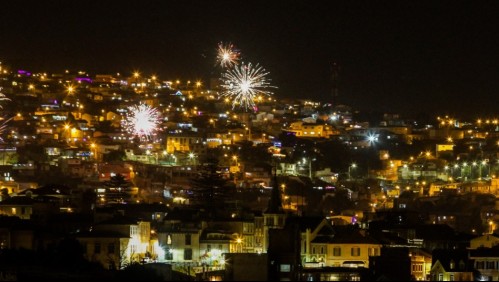 Pese a cancelación del Año Nuevo en el Mar los cerros de Valparaíso igual tuvieron fuegos artificiales