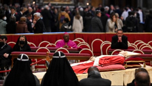 Miles de fieles hacen fila en el Vaticano para despedir a Benedicto XVI en la basílica de San Pedro