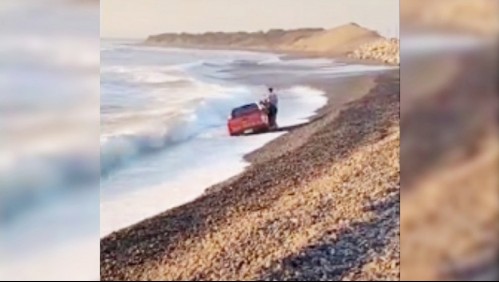 Video muestra cómo lograron sacar camioneta que era arrastrada por el mar