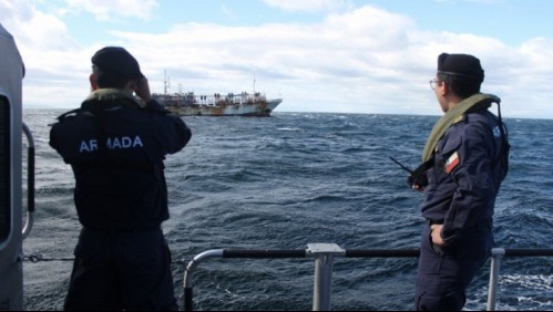 Armada monitorea gran flota pesquera extranjera que atraviesa aguas nacionales