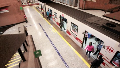Metro de Santiago informa reducción de velocidad por rescate de un perro en las vías