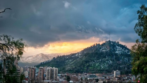 Incluye a la Región Metropolitana: Pronostican tormentas eléctricas en tres regiones del país