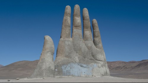 Limpian rayados en la Mano del Desierto: Este es el antes y después de la escultura