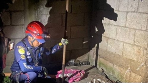 Asesina a una niña, sus hermanos lo ayudan a esconder el cadáver, pero uno de ellos lo delata a la policía