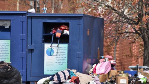 'Parcialmente momificado': Hallan cuerpo de mujer dentro de contenedor de donaciones de ropa en Estados Unidos