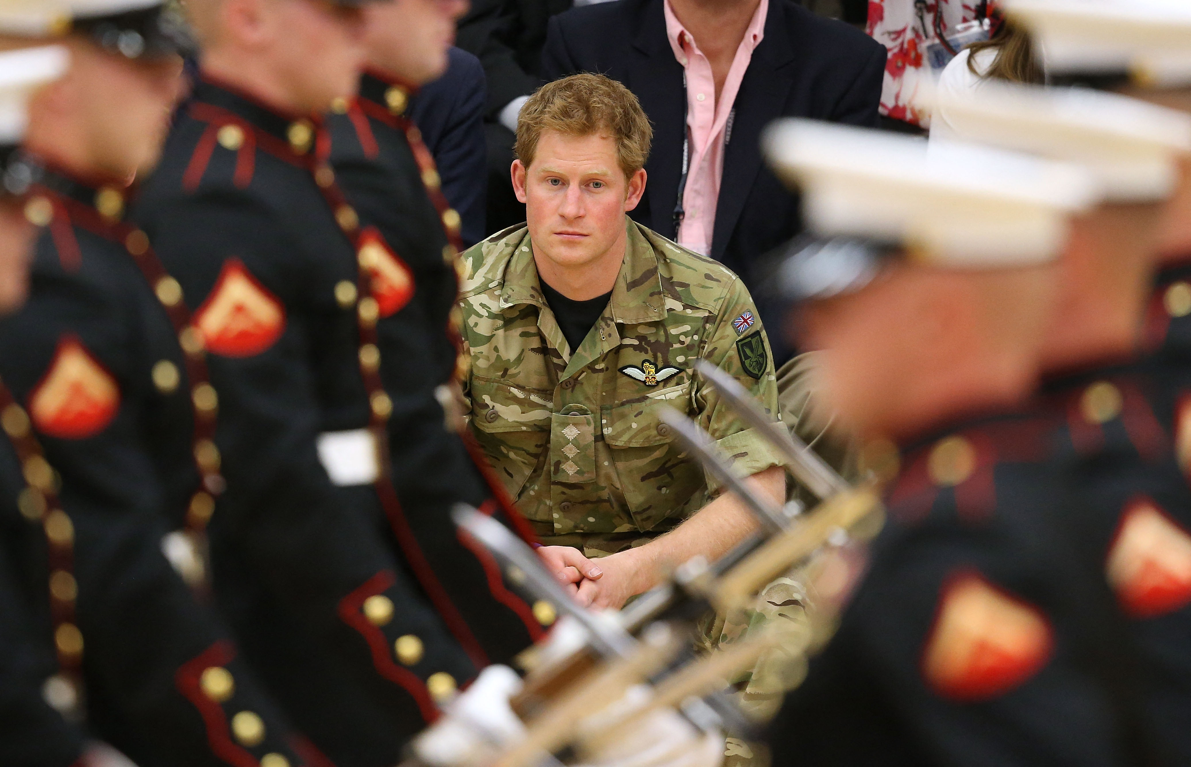 Príncipe Harry vestido de militar