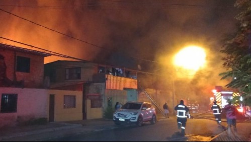 Incendio afecta galpones ubicados en Conchalí: Mueblerías, talleres mecánicos y una casa han resultado afectados