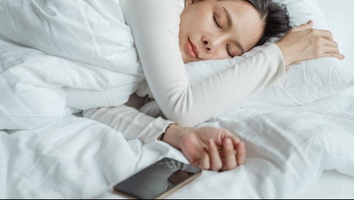 Podría provocarte hasta tumores: Estas son las razones por las que no deberías dormir con el celular en la cama