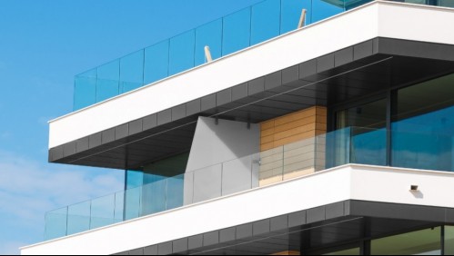 Su pareja cayó desde un balcón y él, en vez de ayudarla, la grabó con su celular