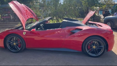 Hubo balazos: Delincuentes robaron auto Ferrari avaluado en $200 millones desde el interior de un condominio en Macul