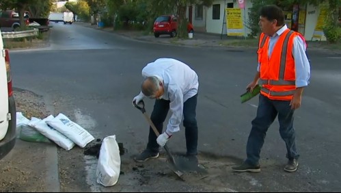Agrupación 'Automovilistas Furiosos' tapa hoyos en Santiago: 'No le estamos haciendo la pega a la municipalidad'