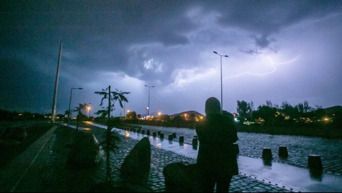 Alerta por tormentas eléctricas y posibles lluvias: Monitorean una serie de comunas de la RM por el fenómeno climático