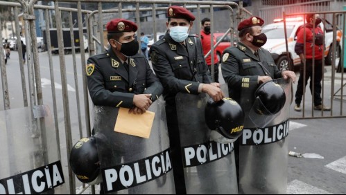 Queman vivo a policía peruano en medio de manifestaciones: Murió calcinado dentro de la patrulla
