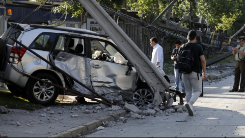 Mujer en estado de ebriedad choca, derriba dos postes, genera corte de luz y luego sufre robo de su celular