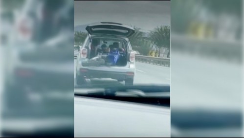 [VIDEO] Roban moto desde condominio y escapan tras meterla en otro vehículo: Así actuaron los delincuentes