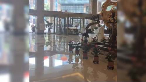 [VIDEO] Se le perdió el computador en el hotel y destrozó el lobby con su auto de lujo