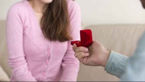 Tacaño extremo: Le dio anillo de compromiso a su novia y luego le pidió que le pagara la mitad
