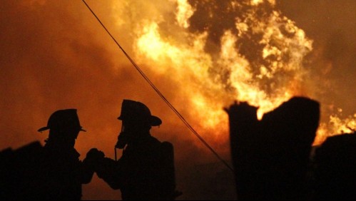 Declaran Alerta Roja para Arauco por incendio forestal que amenaza a viviendas