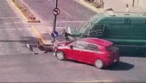 [VIDEO] El momento exacto en que un carro de Gendarmería que transportaba detenidos choca con auto particular