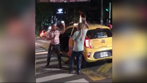 'Estamos mal': Dos taxistas destruyen sus vehículos a batazos en plena vía pública