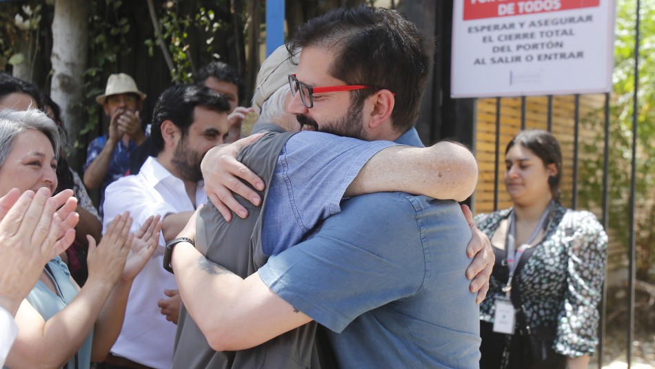 Abrazo entre Guillermo Teillier y el Presidente Boric Abrazo entre Guillermo Teillier y el Presidente Boric