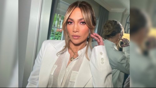 Jennifer Lopez deslumbra con un ajustado vestido rosa y el rostro sin maquillaje