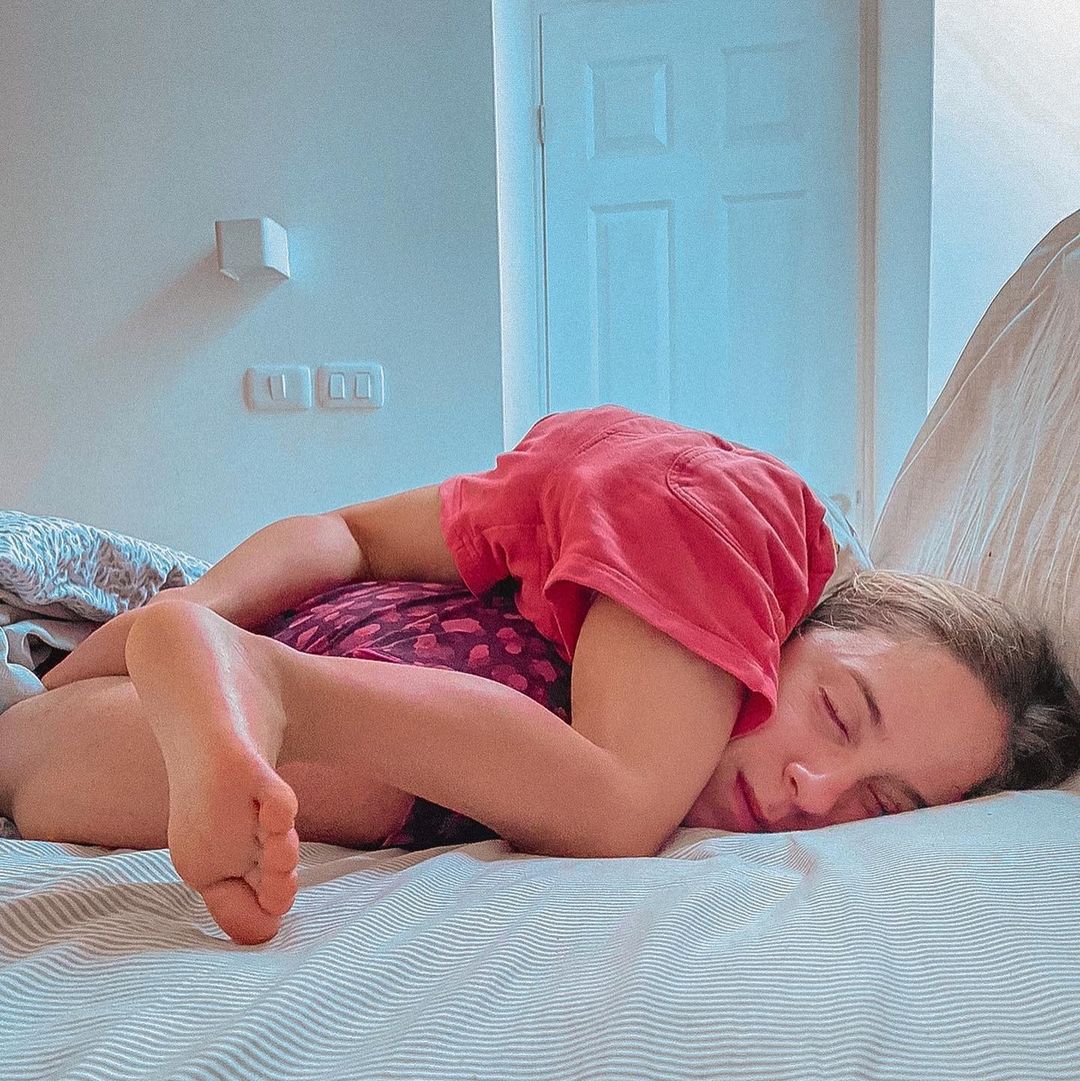 Alison durmiendo con Baltazar