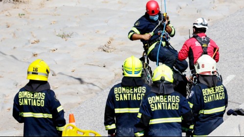 Rescatan a hombre que cayó al lecho del río Mapocho: Habría sido lanzado en medio de un asalto