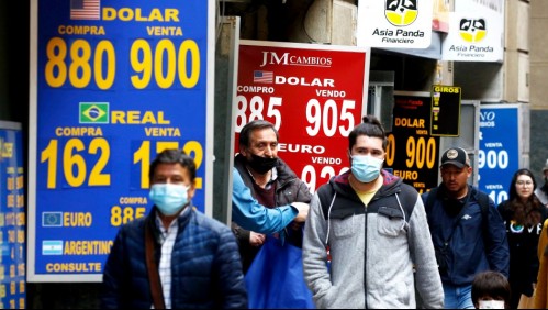 Chilenos abren cuentas en dólares para combatir la inflación: Crecen 160% y se acercan a las 500 mil