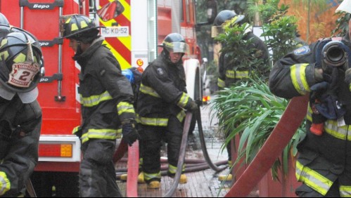 Incendio en Quilicura deja a una persona fallecida y dos viviendas afectadas