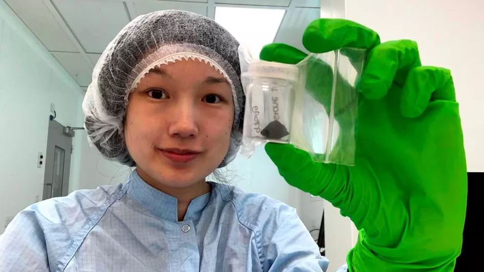 Doctora Queenie Chan con una muestra del meteorito de Winchcombe. Créditos: Royal Holloway, Universidad de Londres 